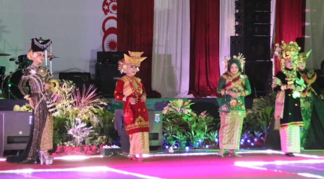 Peserta lomba pakaian adat Minangkabau  pada festival Serambi Merah di GOR Bulutangkis Bancah Laweh Padang Panjang